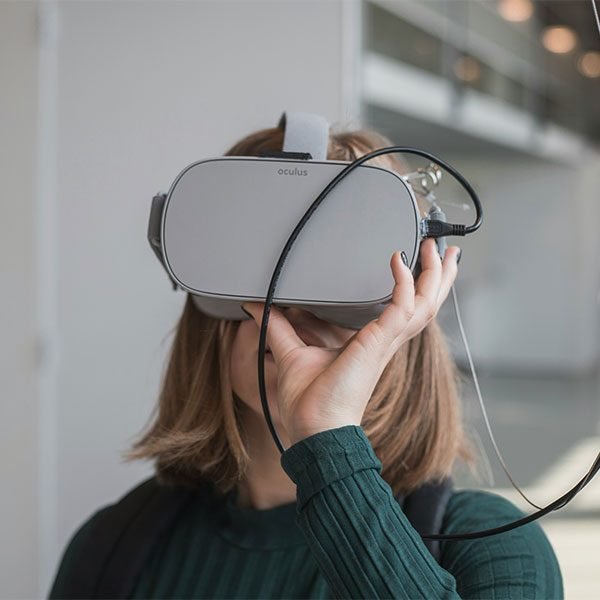 Virtual Reality: Explore new frontiers and technological trends with immersive experiences. Discover how VR redefines digital interaction. Futuristic technology on Los Trendies.